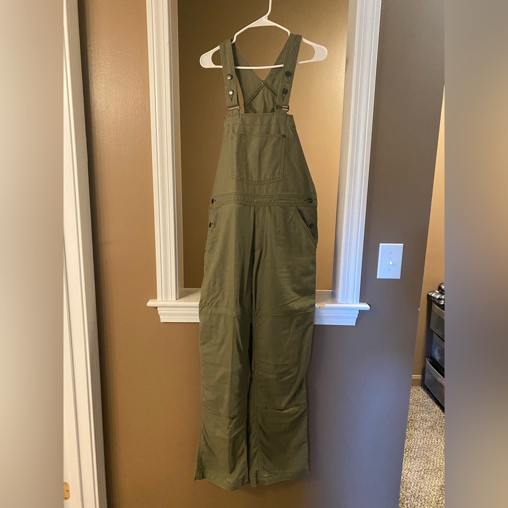 Olive green Patagonia women’s Overalls. Size medium. Perfect condition.
